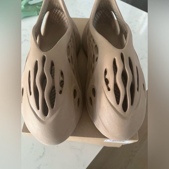 Yeezy Foam Runner ‘Clay Stone’ - Picture 3 of 13